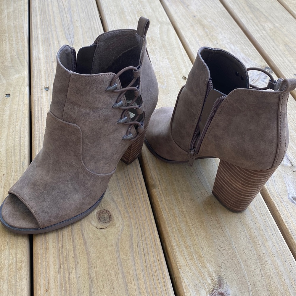 Guess 6.5 open toe booties